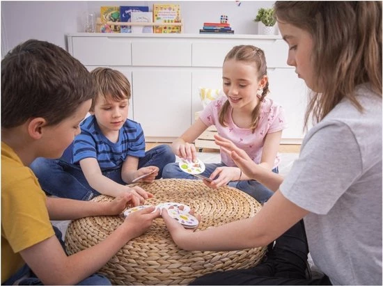 Hasbro Spellenbundel - 3 Stuks - Dobble Classic & Monopoly Efteling & Stef Stuntpiloot 4 Hasbro Spellenbundel - 3 Stuks - Dobble Classic & Monopoly Efteling & Stef Stuntpiloot - Afbeelding 4