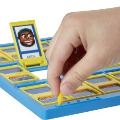 Hasbro Gaming Wie Is Het - Bordspel (Franstalig) 21 Hasbro Gaming Wie Is Het - Bordspel (Franstalig) -kinderspellen Winkel 550x435 5