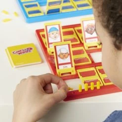 Hasbro Gaming Wie Is Het - Bordspel (Franstalig) 26 Hasbro Gaming Wie Is Het - Bordspel (Franstalig) -kinderspellen Winkel 550x550 191