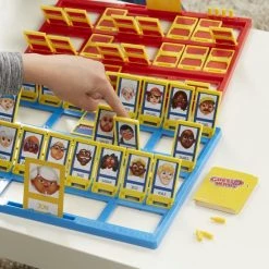 Hasbro Gaming Wie Is Het - Bordspel (Franstalig) 27 Hasbro Gaming Wie Is Het - Bordspel (Franstalig) -kinderspellen Winkel 550x550 192