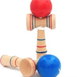 ESTARK Kendama - Jumbo Kendama - Natural Beech Wood - Blauwe Houten LUXE Kendama 17 X 7 Cm - Kendama 23 ESTARK Kendama - Jumbo Kendama - Natural Beech Wood - Blauwe Houten LUXE Kendama 17 X 7 Cm - Kendama -kinderspellen Winkel 550x623 1